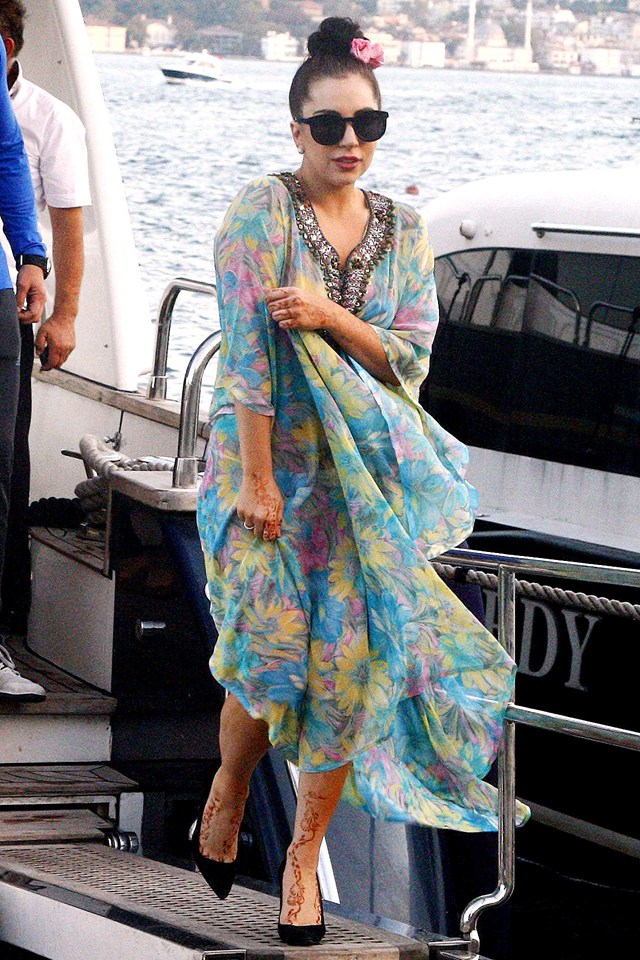 Lady-Gaga_glamour_16sep14_rexfeatures_b_640x960