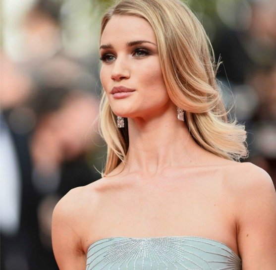 ROSIE HUNTINGTON-WHITELEY'İN EN ÖNEMLİ GÜZELLİK SIRRI HİNDİSTAN CEVİZİ YAĞI fs2