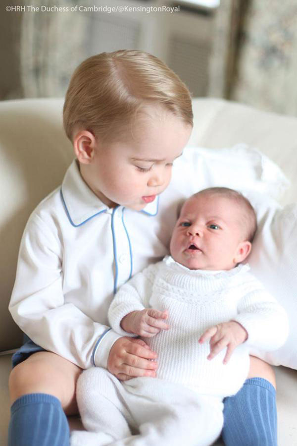 1_the_first_photos_of_princess_charlotte_and_prince_george_are_everything_1an6p46-1an6p5a