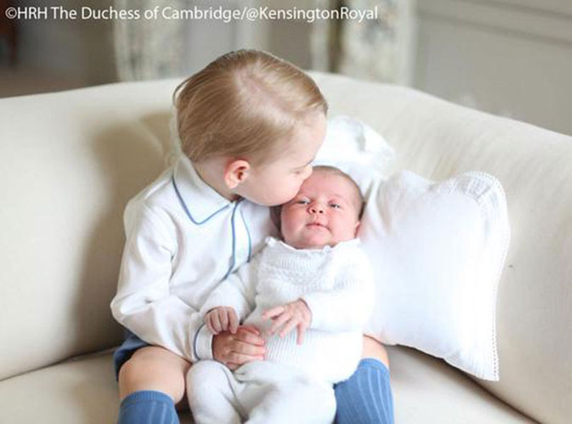2_the_first_photos_of_princess_charlotte_and_prince_george_are_everything_1an6p46-1an6p5d