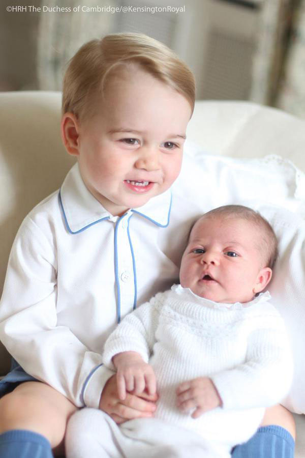3_the_first_photos_of_princess_charlotte_and_prince_george_are_everything_1an6p46-1an6p5g