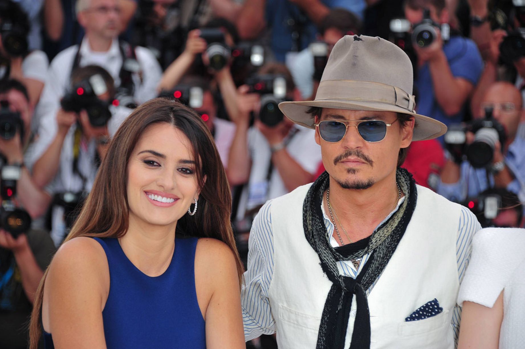 Penelope-Cruz-and-Johnny-Depp-2011