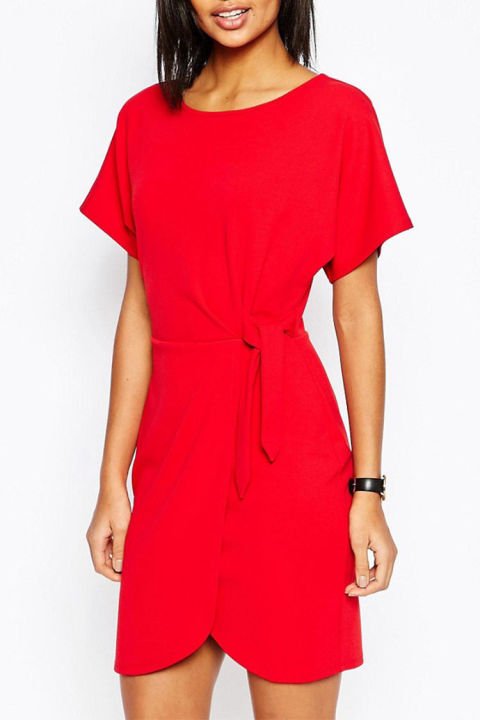 YAZ AYLARINIZA HAREKET KATACAK SEZONUN EN İYİ 9 KIRMIZI ELBİSESİ (6)