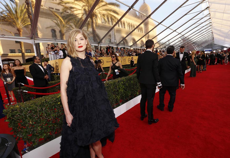 rosamund-pike-oscars-6e1d6944f4e81d91