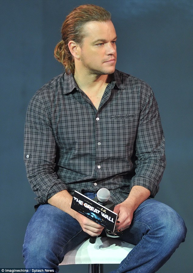 2A2AA47C00000578-3147242-New_barnet_Matt_Damon_debuted_his_long_ponytail_as_he_attended_T-a-6_1435914650750