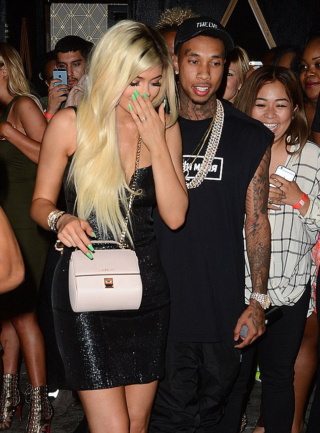 2B3E0EAD00000578-3191904-Outfit_change_Later_on_in_the_evening_Kylie_switched_into_a_spar-a-12_1439213233375