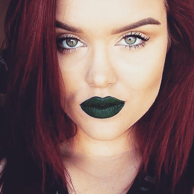 Girls-Wearing-Dark-Lipstick (7)