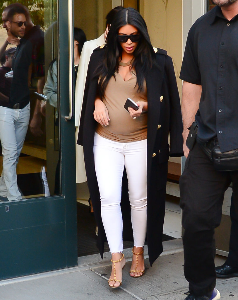 Kim-chose-pair-white-distressed-skinny-jeans-slashed