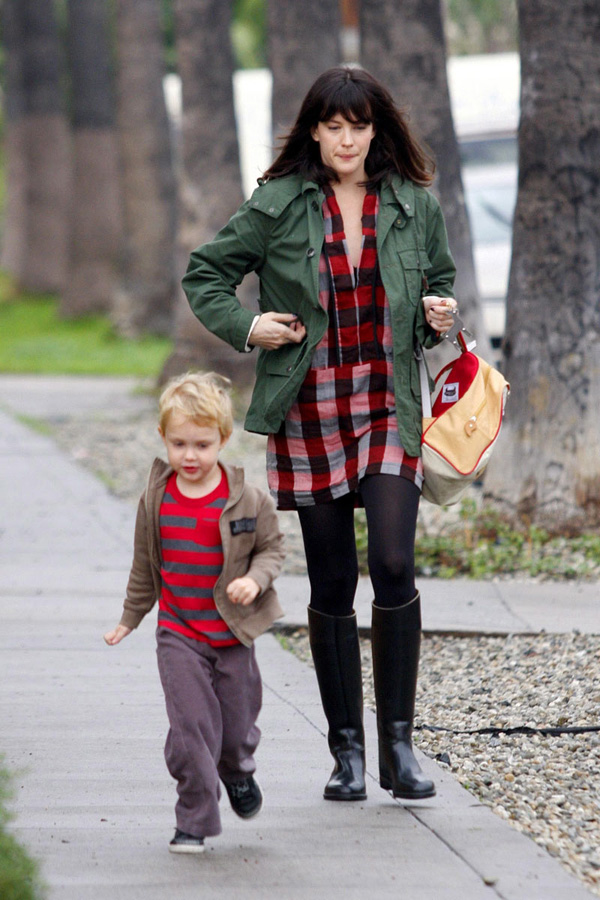 shopping_e_imagenes_de_celebrities_con_botas_de_agua_727123239_800x1200