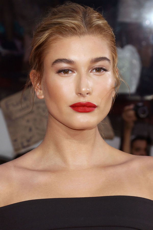 1444063672-syn-mar-1444013168-gallery-1438182063-hbz-beauty-secret-hailey-baldwin