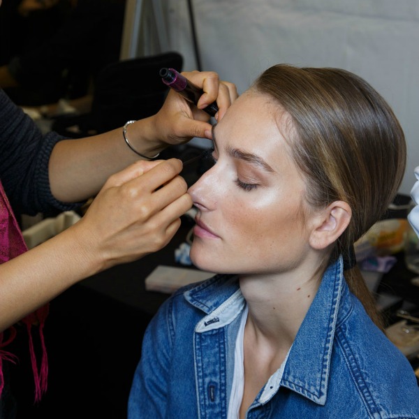 HEMEN BIRAKMANIZ GEREKEN 10 MAKYAJ ALIŞKANLIĞI