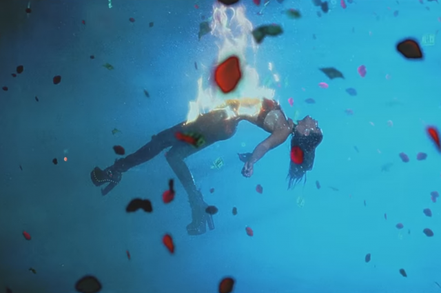 BELLA HADID, THE WEEKND'İN KLİBİNDE