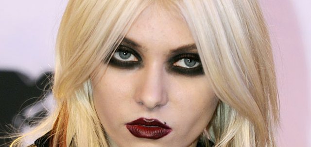 US singer Taylor Momsen poses on the red carpet prior the 2010 European MTV Awards at the Caja Magica in Madrid on November 7, 2010. AFP PHOTO/ DOMINIQUE FAGET (Photo credit should read DOMINIQUE FAGET/AFP/Getty Images)