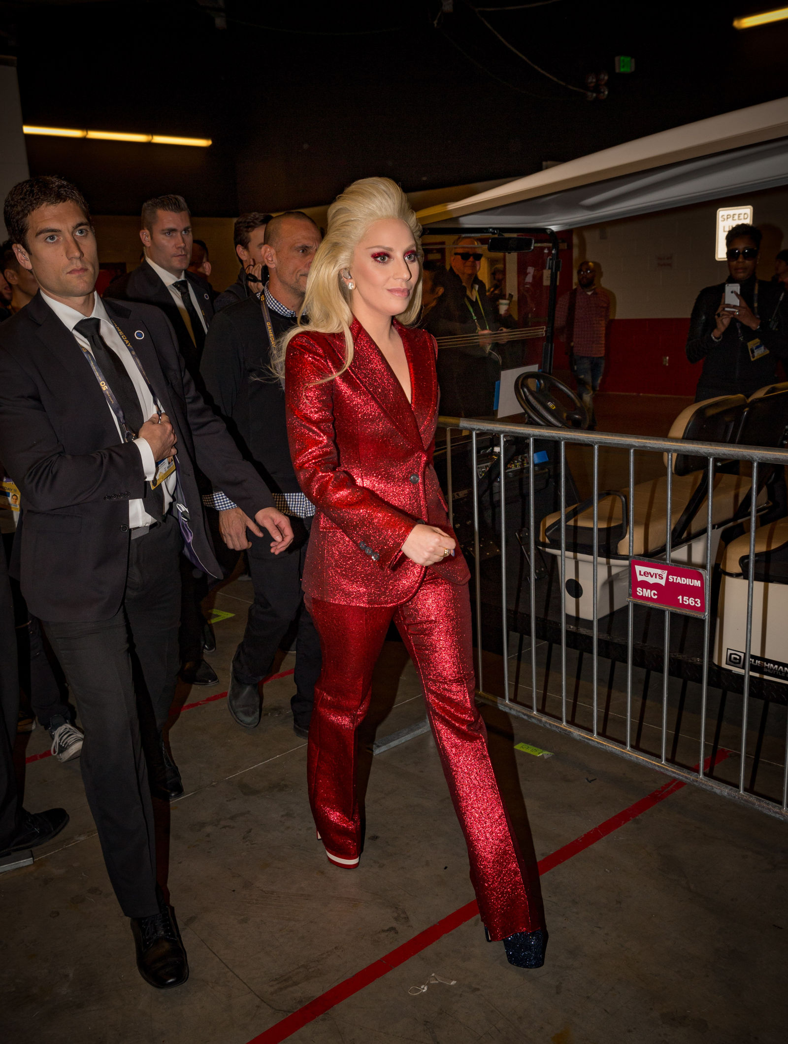 TAKIM ELBİSEYLE SEKSİ GÖRÜNMEK İÇİN 38 ÖNERİ