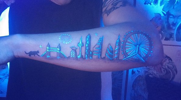 KARANLIKTA BİLE FARKEDİLMENİZİ SAĞLAYACAK 10 NEON DÖVME (10)