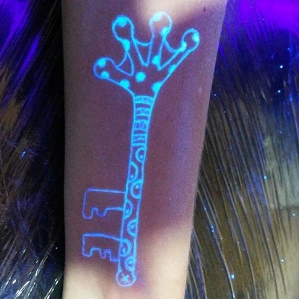 KARANLIKTA BİLE FARKEDİLMENİZİ SAĞLAYACAK 10 NEON DÖVME (2)