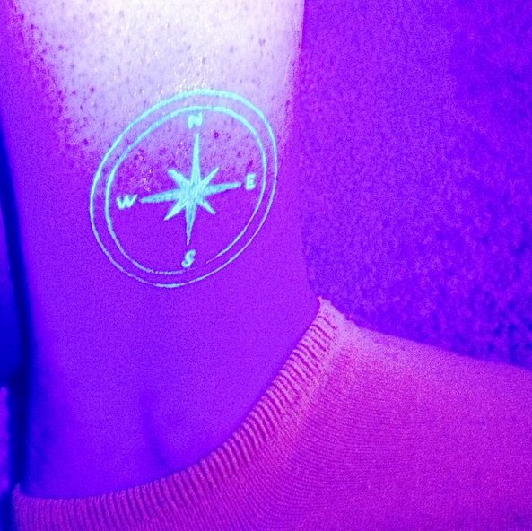 KARANLIKTA BİLE FARKEDİLMENİZİ SAĞLAYACAK 10 NEON DÖVME (9)