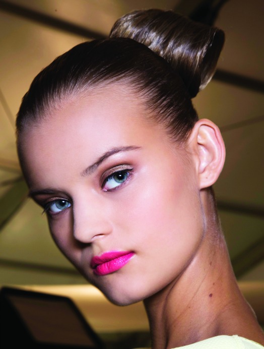 pembe tonlarında makyaj yapmanın yolları  d