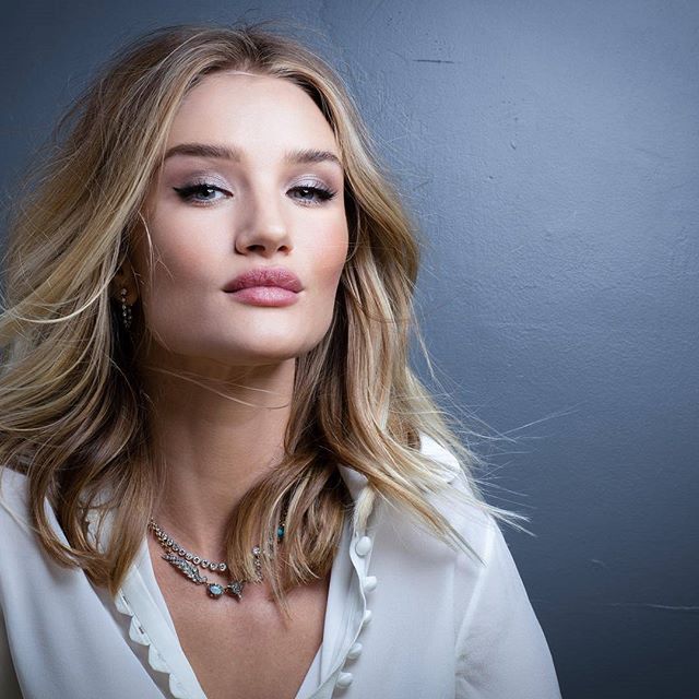 10 DAKİKADA ROSIE HUNTINGTON-WHITELEY'NİN ROMANTİK MAKYAJINI UYGULAYIN