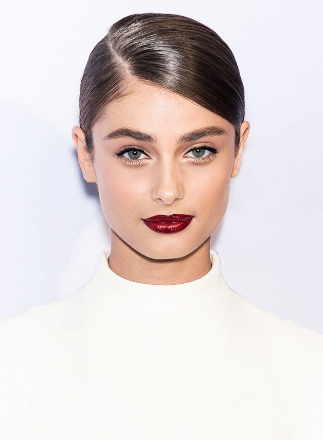 ÜNLÜLERİN VAZGEÇEMEDİĞİ MAKYAJ ÜRÜNLERİ (12)