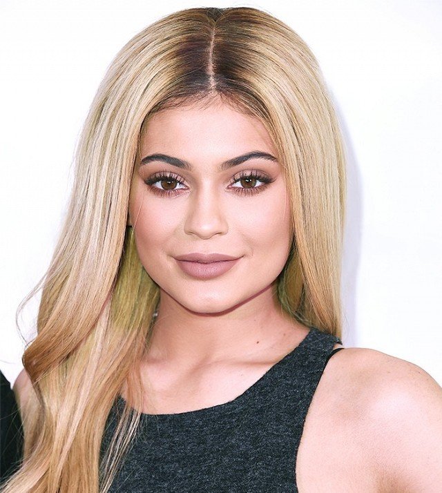 ÜNLÜLERİN VAZGEÇEMEDİĞİ MAKYAJ ÜRÜNLERİ (13)