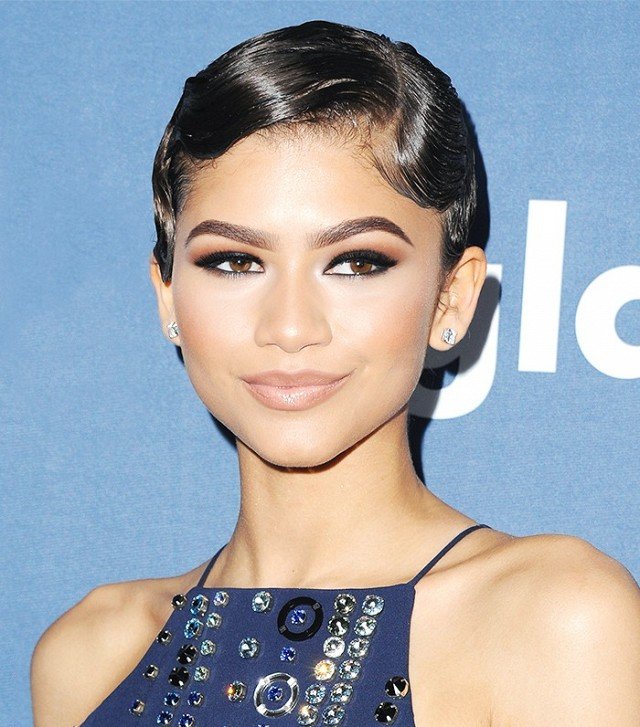 ÜNLÜLERİN VAZGEÇEMEDİĞİ MAKYAJ ÜRÜNLERİ (2)