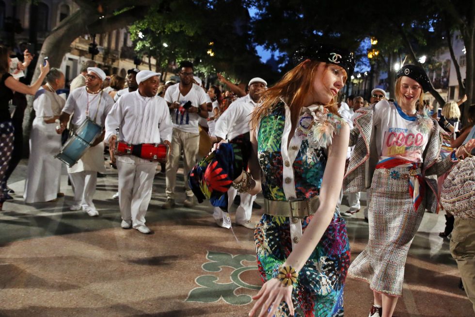 CHANEL CRUISE 2017 KOLEKSİYONUNDAN ÖNE ÇIKAN GÖRÜNÜMLER