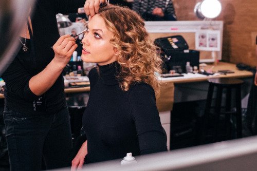 KARLIE KLOSS GÜZELLİK, MAKYAJ VE STİL SIRLARINI PAYLAŞTI (2)