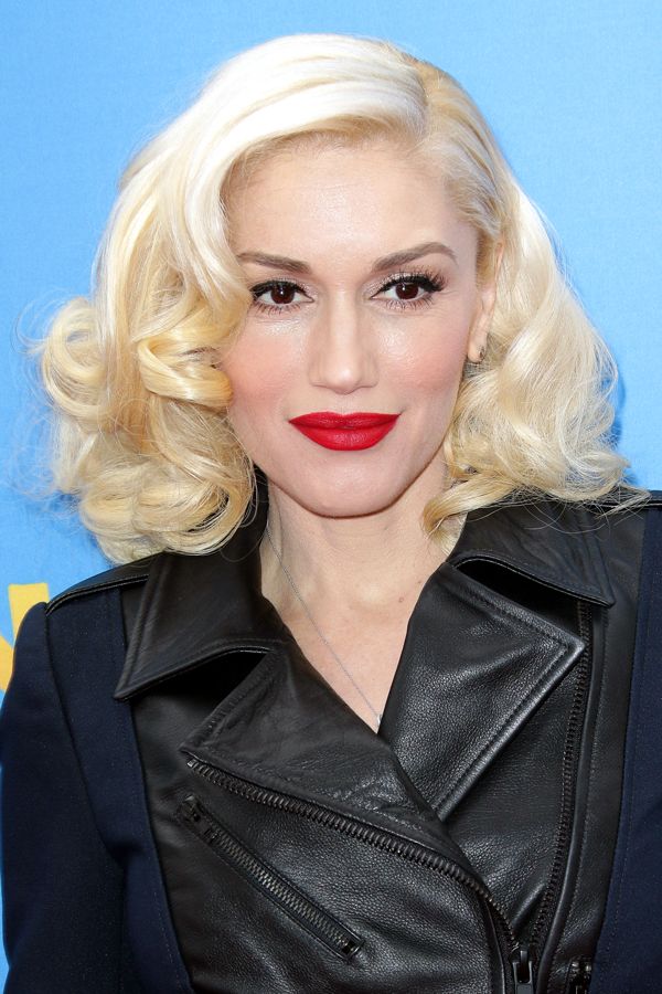 PLATİN SAÇ VE KOYU RENK KAŞLARIN UYUMUNA EN İYİ 15 ÖRNEK (1)