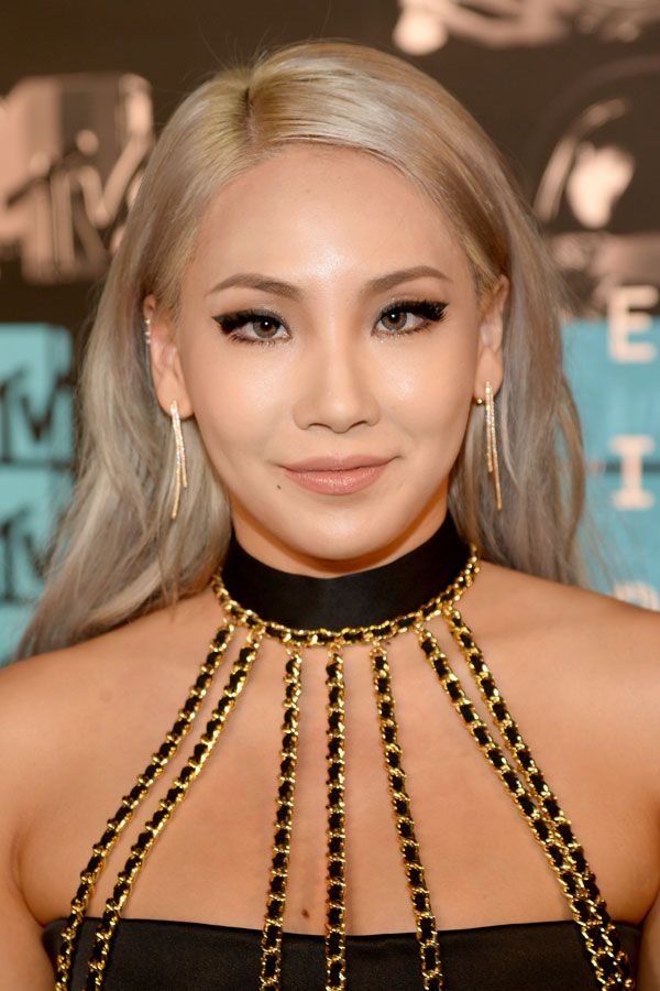 PLATİN SAÇ VE KOYU RENK KAŞLARIN UYUMUNA EN İYİ 15 ÖRNEK (11)