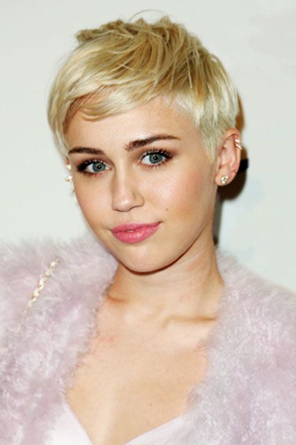 PLATİN SAÇ VE KOYU RENK KAŞLARIN UYUMUNA EN İYİ 15 ÖRNEK (12)