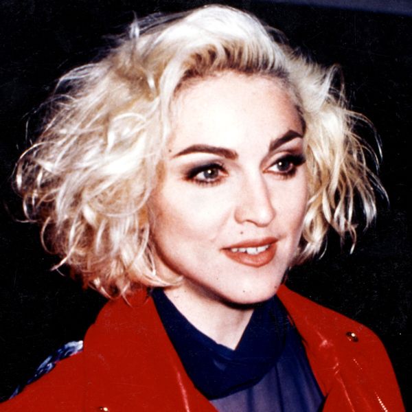 PLATİN SAÇ VE KOYU RENK KAŞLARIN UYUMUNA EN İYİ 15 ÖRNEK (13)