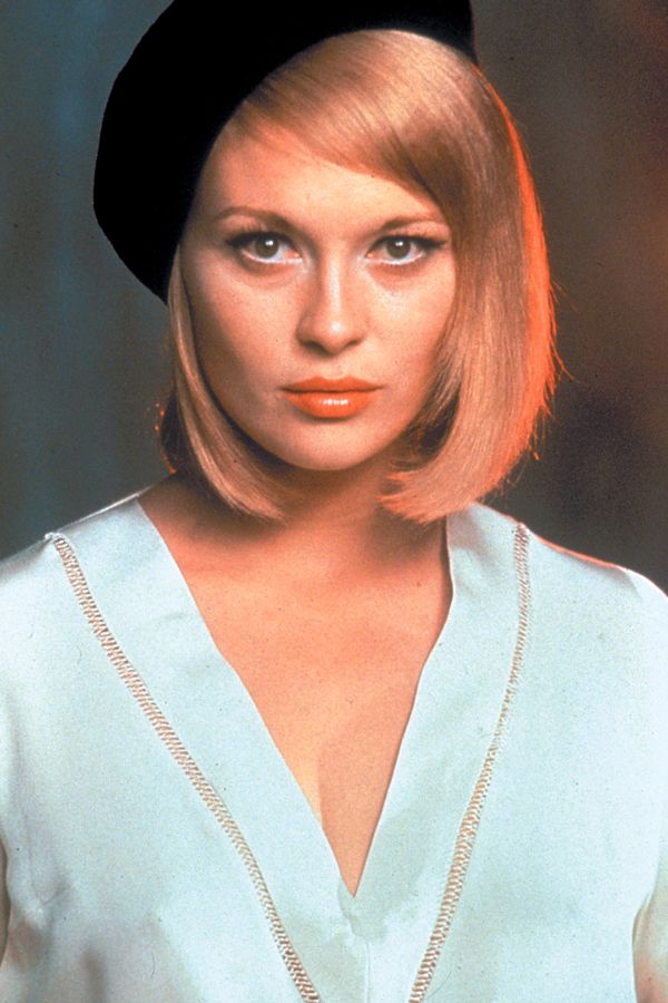 PLATİN SAÇ VE KOYU RENK KAŞLARIN UYUMUNA EN İYİ 15 ÖRNEK (2)