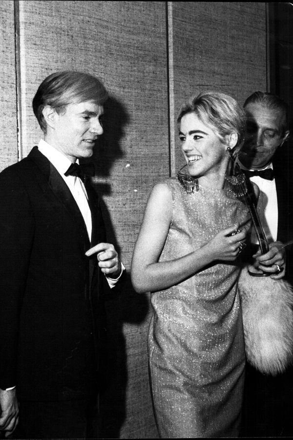 PLATİN SAÇ VE KOYU RENK KAŞLARIN UYUMUNA EN İYİ 15 ÖRNEK (4)