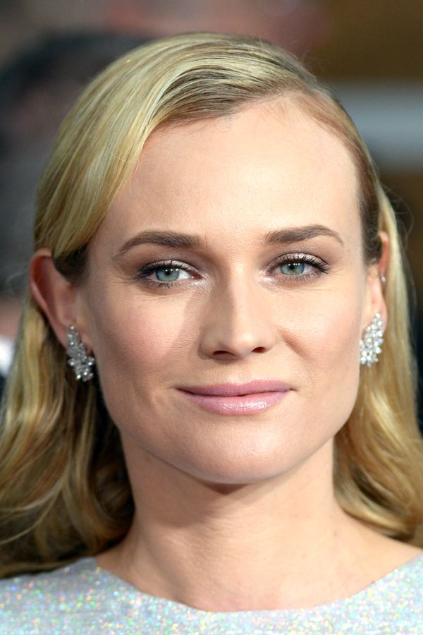 PLATİN SAÇ VE KOYU RENK KAŞLARIN UYUMUNA EN İYİ 15 ÖRNEK (5)