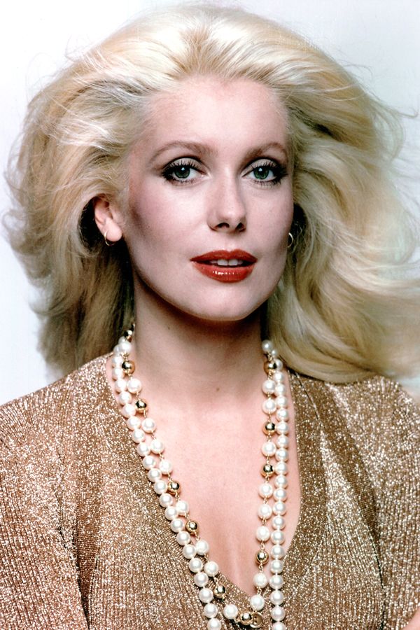 PLATİN SAÇ VE KOYU RENK KAŞLARIN UYUMUNA EN İYİ 15 ÖRNEK (6)