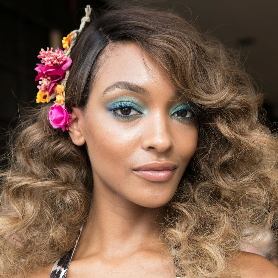 TÜM YAZ GÖRÜNÜMÜNÜZÜ KORUYACAK EN İYİ 8 MAKYAJ SABİTLEYİCİ SPREY (10)