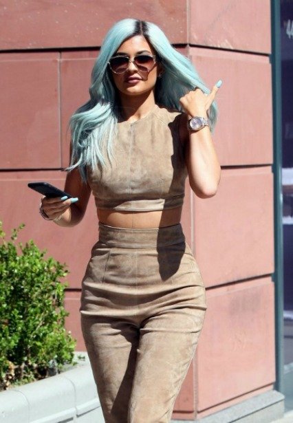 kylie jenner bebek mavisi saç rengi