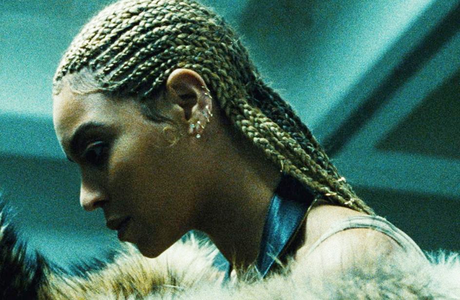 COOL KIZLAR İÇİN FARKLI PIERCING KOMBİNLERİ