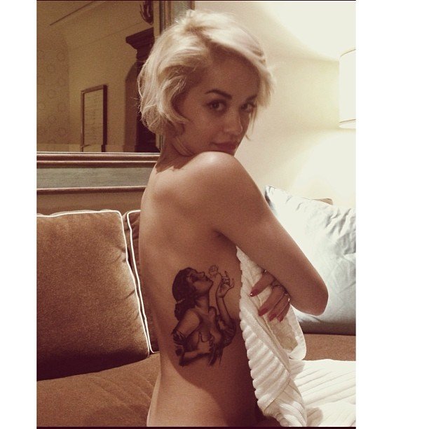 ÜNLÜ İSİMLERDEN GÖĞÜS YANI İÇİN DÖVME ÖNERİLERİ (2)