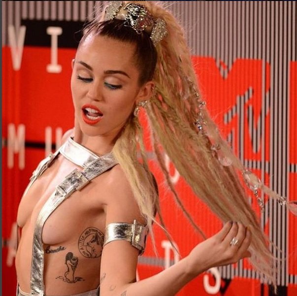 ÜNLÜ İSİMLERDEN GÖĞÜS YANI İÇİN DÖVME ÖNERİLERİ (5)