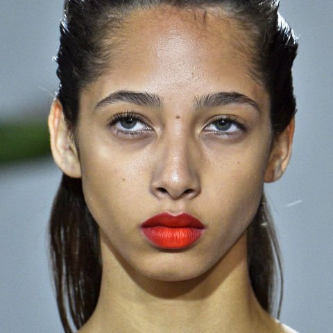 KLASİK KIRMIZI DUDAKLARA FARKLILIK GETİRMENİN 5 YOLU (3)