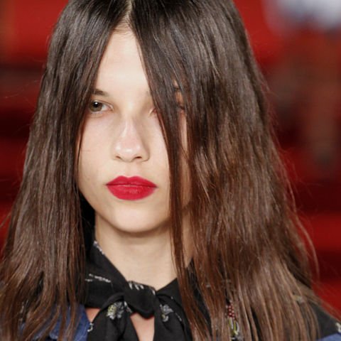 KLASİK KIRMIZI DUDAKLARA FARKLILIK GETİRMENİN 5 YOLU (6)