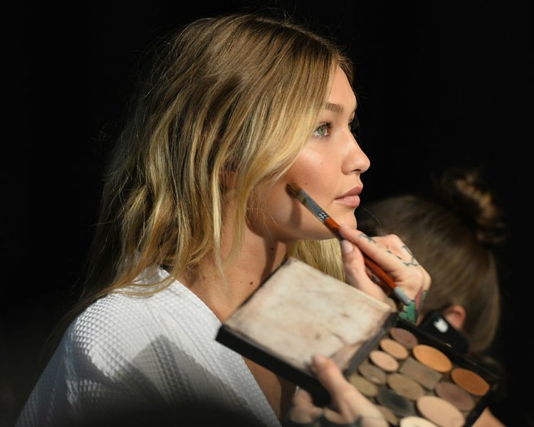 KONTÜRLEME İÇİN EN İYİ 5 MAKYAJ FIRÇASI