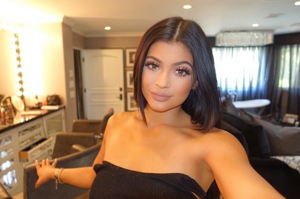 KYLIE JENNER GİBİ GÖRÜNMEK İÇİN KULLANMANIZ GEREKEN 12 ÜRÜN