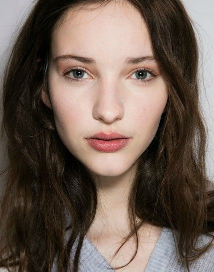 PARLAK BİR CİLT İÇİN ALIŞKANLIK HALİNE GETİRMENİZ GEREKEN 5 MADDE bgfd