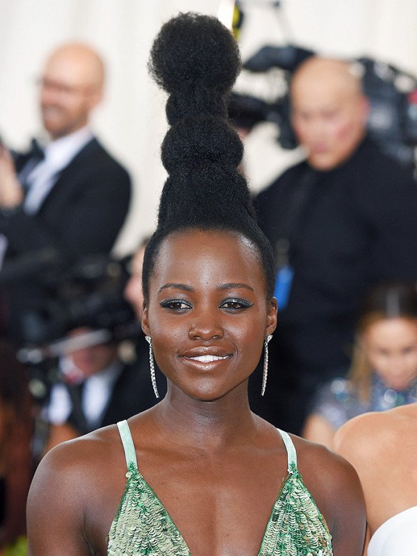 BU YILIN EN SEVDİĞİMİZ SIRADIŞI GÜZELLİK GÖRÜNÜMLERİ (8)