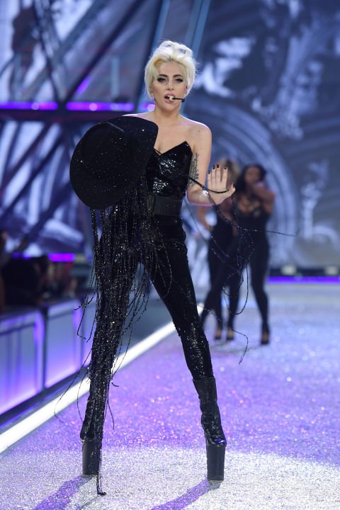 VICTORIA'S SECRET FASHION SHOW 2016'DAN BÜYÜLEYİCİ GÖRÜNÜMLER (3)