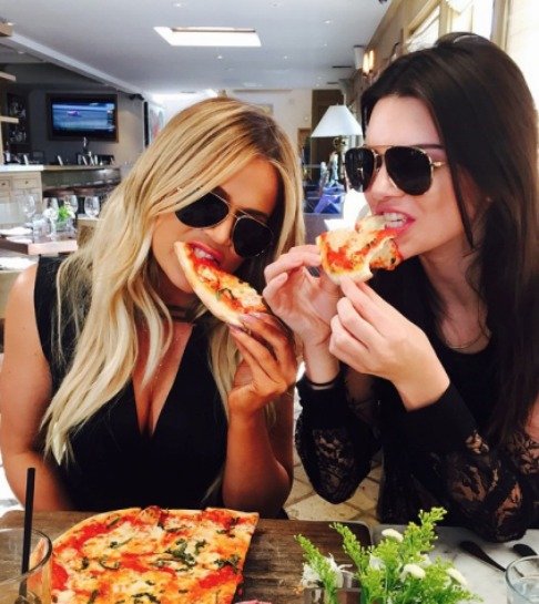 ÜNLÜLERİN PİZZAYLA İMTİHANLARI! YEMEK YA DA YEMEMEK 34