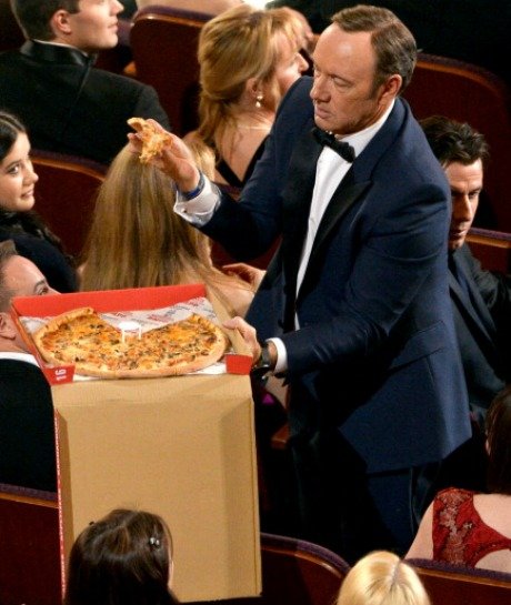 ÜNLÜLERİN PİZZAYLA İMTİHANLARI! YEMEK YA DA YEMEMEK 43